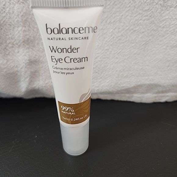 Assorted Skincare Sample Set - Picture 7 of 16